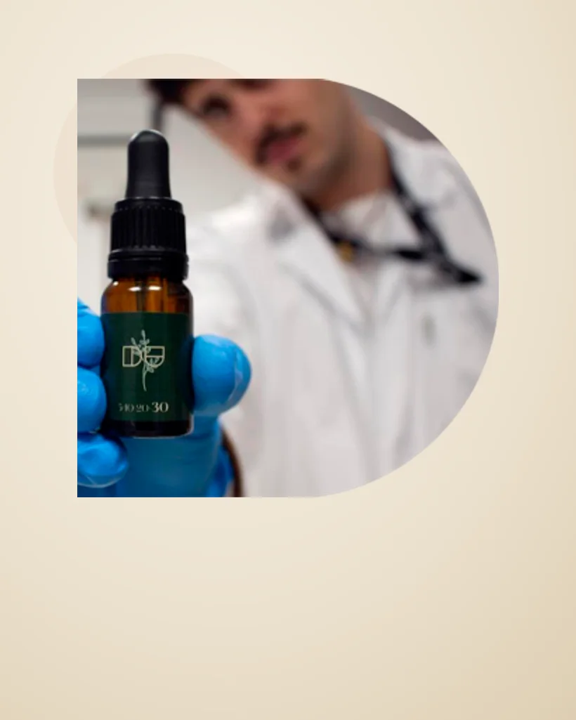 Aceite natural DUVETS sostenido por un farmacéutico en el laboratorio